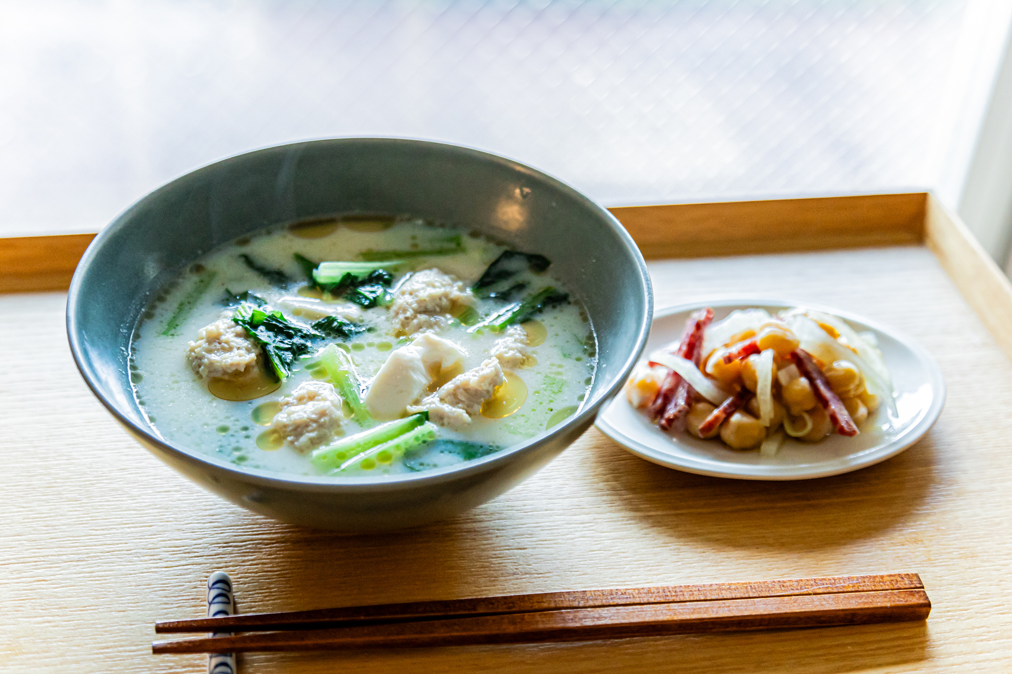 鶏団子と小松菜の豆乳スープ／ひよこ豆とサラミのサラダ メインビジュアル